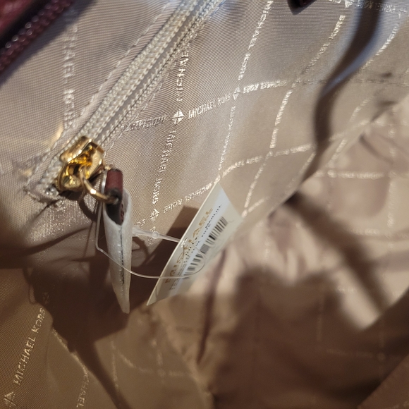 Michael Kors Gilly LeaterTote Bag with Gold Hardware New. - Picture 6 of 9